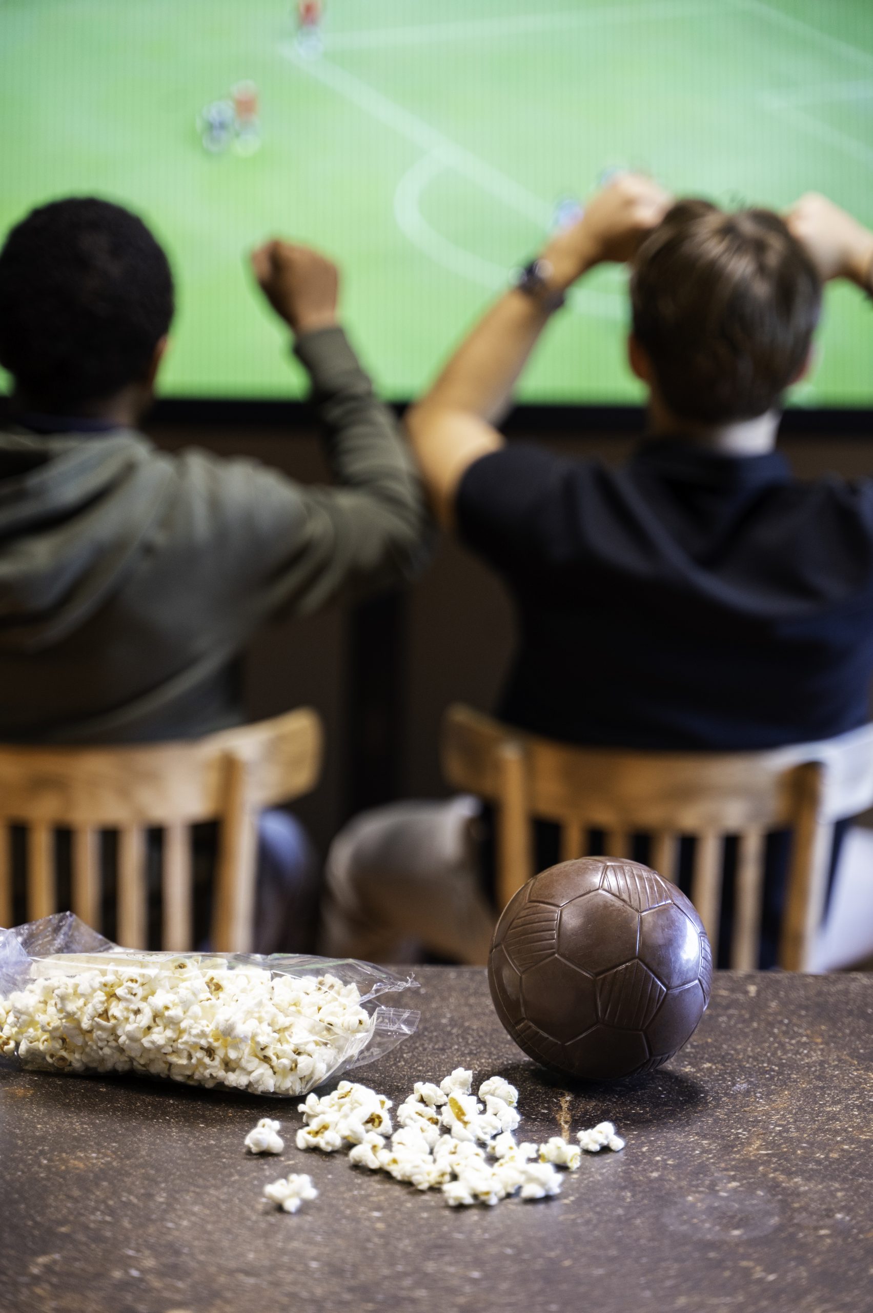 Ballon de football chocolat au lait ou noir 220g – Image 2